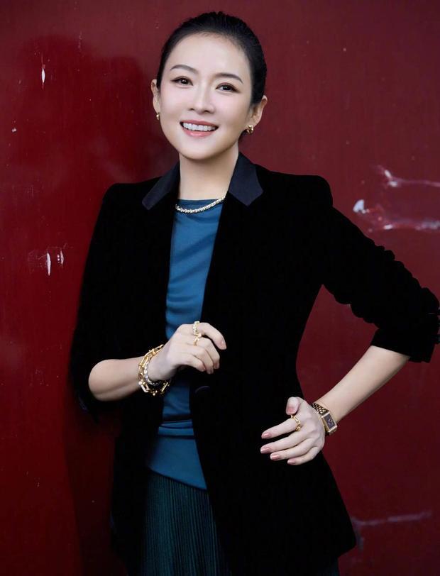 章子怡打扮时髦又干练，十分优雅迷人。