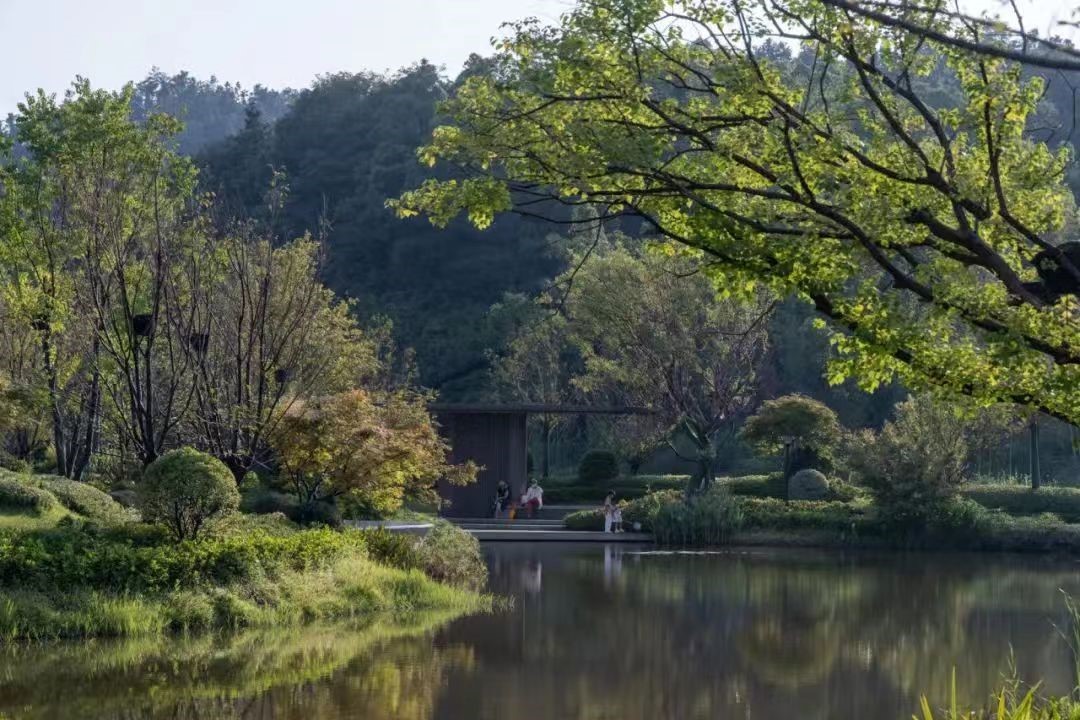 (背靠太阳山小区内花溪谷实景)