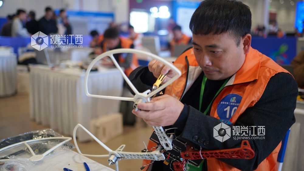 图为无人机装调操控项目比赛现场。
