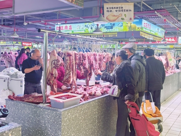 长沙市雨花区三丰市集内，市民正在采购食材。仝若楠 摄