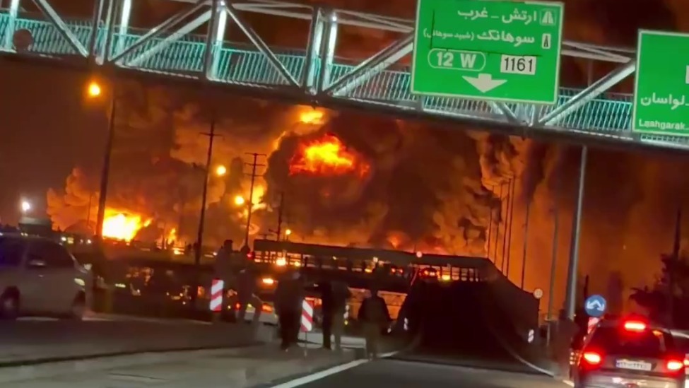 以色列打击伊朗石油储存设施