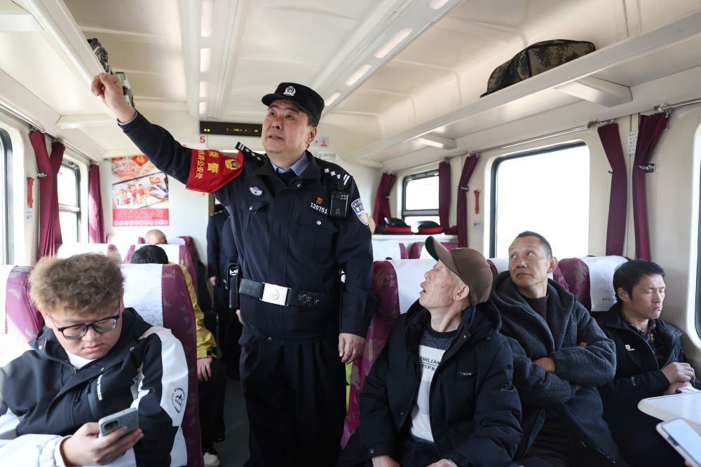 3月11日，兰州铁路公安处乘警支队民警段文革在兰州开往上海的T118次列车上查看行李摆放。新华社记者　陈斌　摄