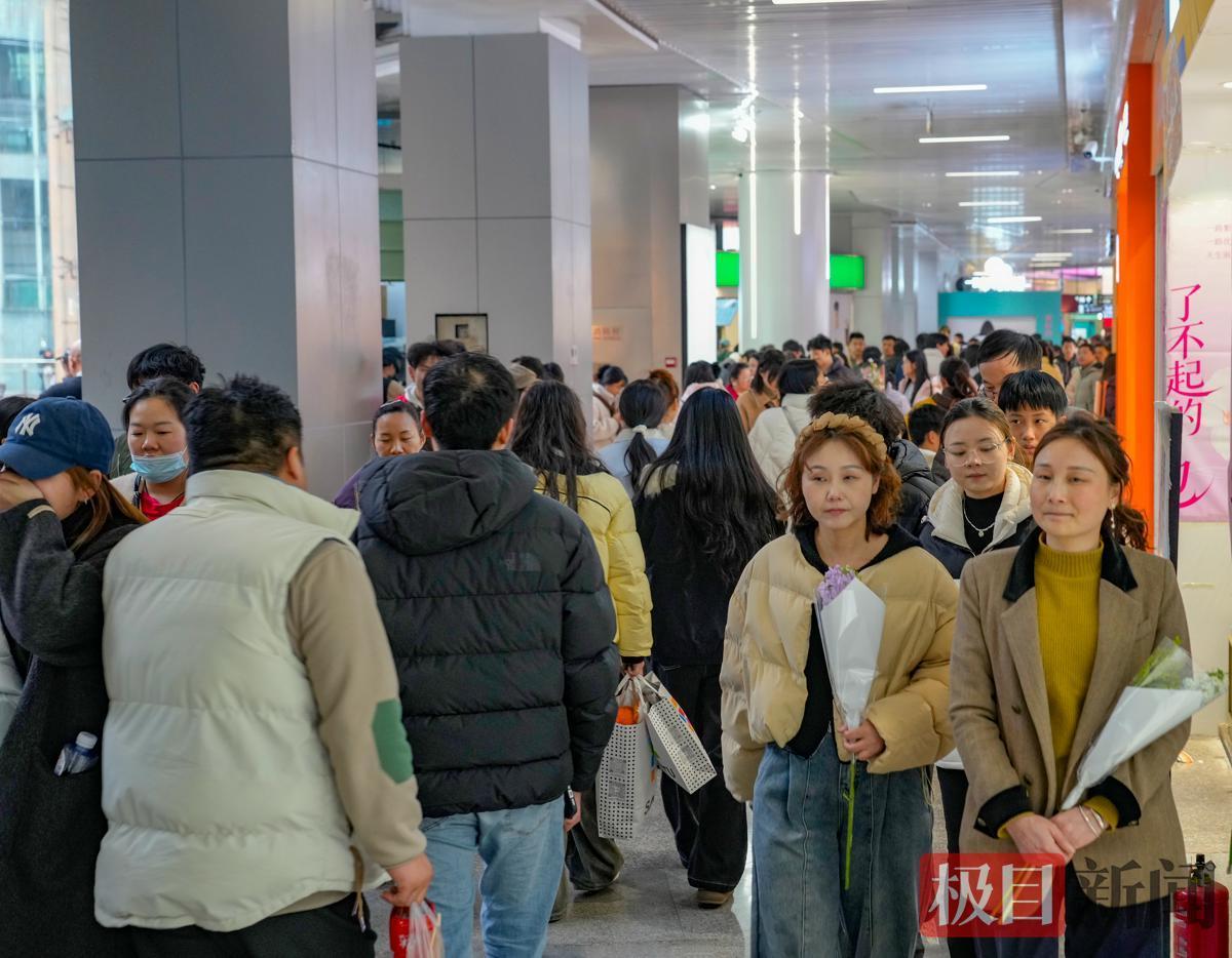 光谷步行街上，国际妇女节氛围浓厚