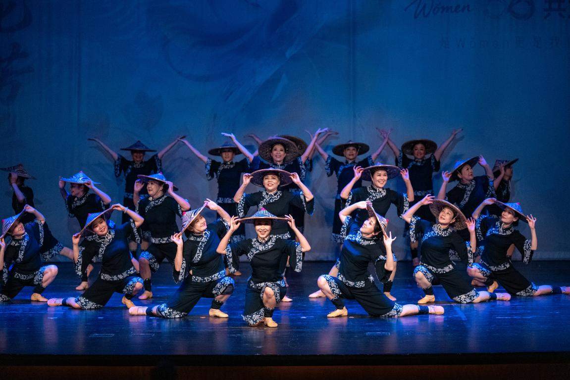 桃源街道枫景艺术团带来舞蹈《山路十八弯》