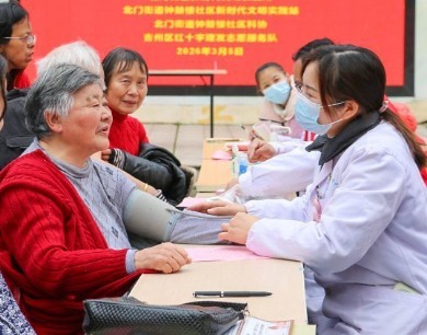  
健康义诊下基层（图）
   