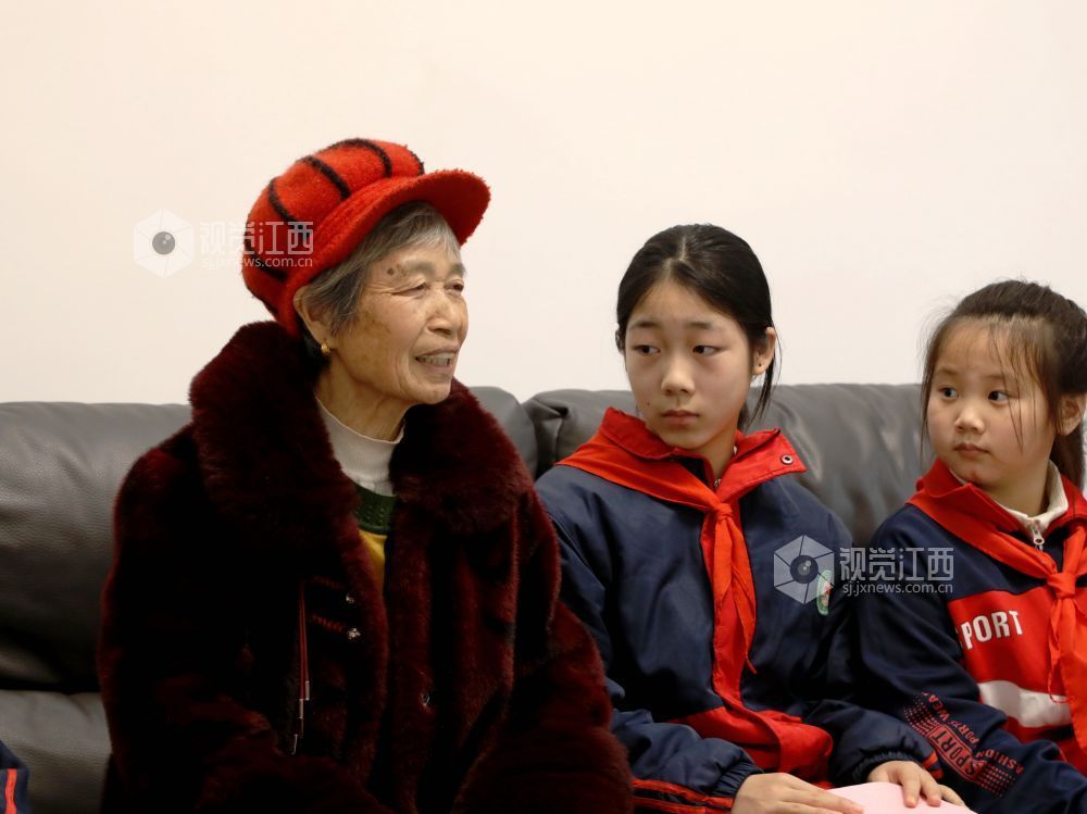 江西分宜：寻访身边榜样 传承雷锋精神（图）