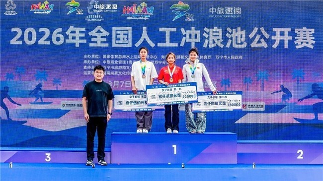 海南尚豪文化传媒有限公司总经理王矛为选手颁奖
