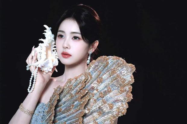 白鹿手持海螺，银金闪裙尽显深海感。