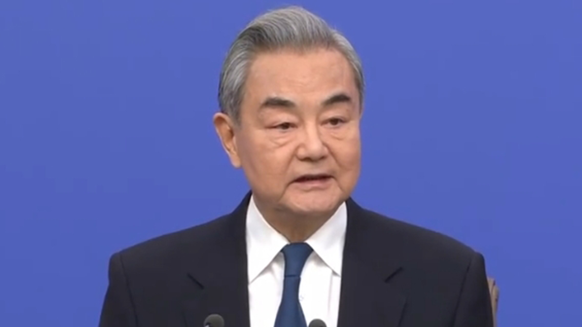 王毅谈外交为民：面前的世界乱象丛生，身后的祖国稳如泰山
