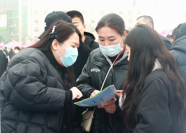 廊坊市人社局组织52家企业到邯郸市开展现场招聘。图为招聘会现场。