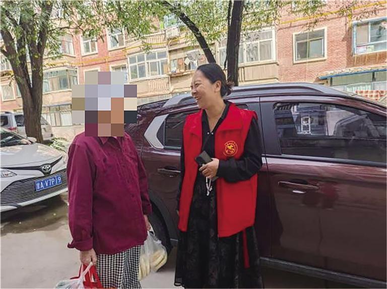 李春燕与居民交流