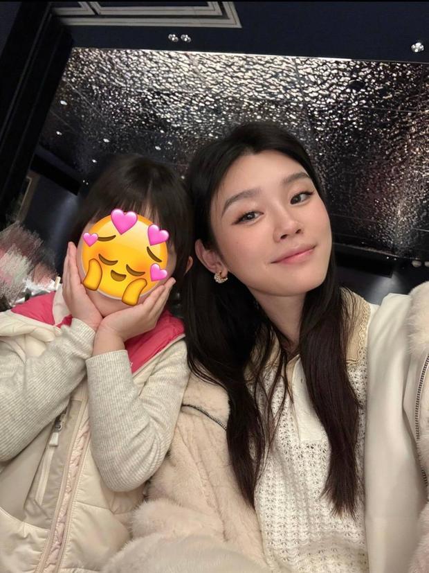 奚梦瑶与女儿同框合影。