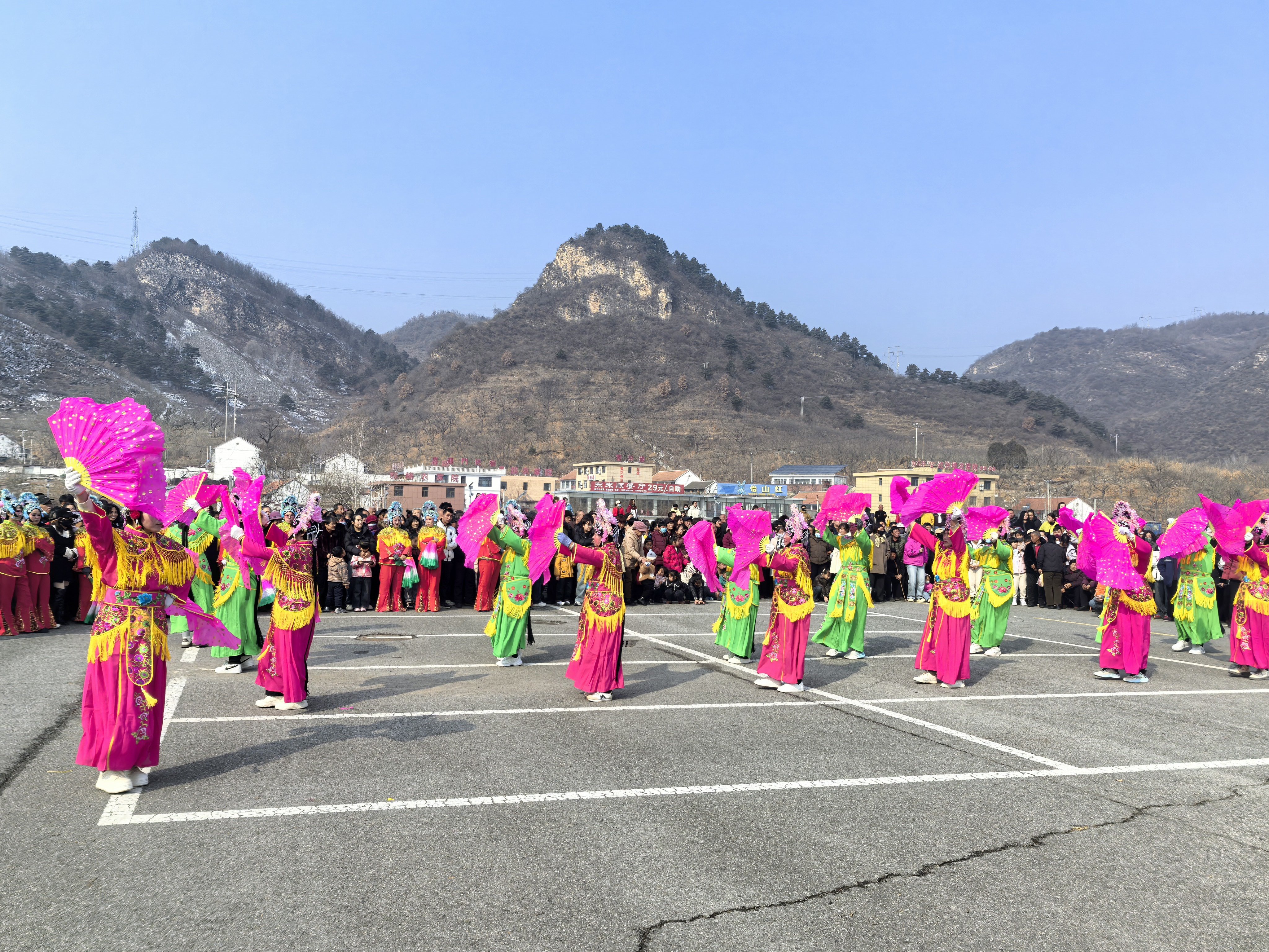 热闹喜庆的民俗花会轮番上演。