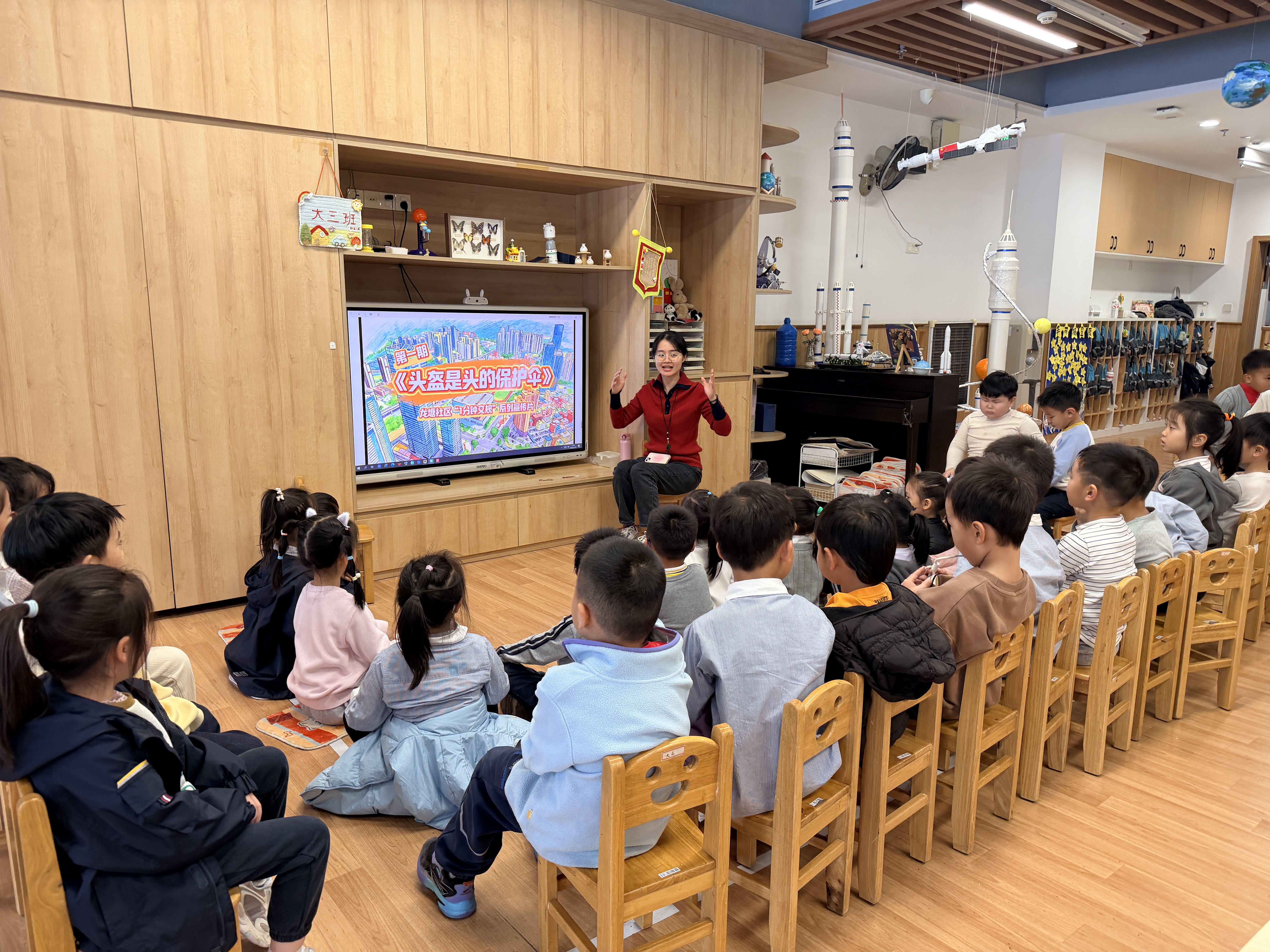 龙塘少年“一分钟交规”火出圈！四期视频全网传播，今日，孩子们用童声喊出“妈妈，我们爱您”