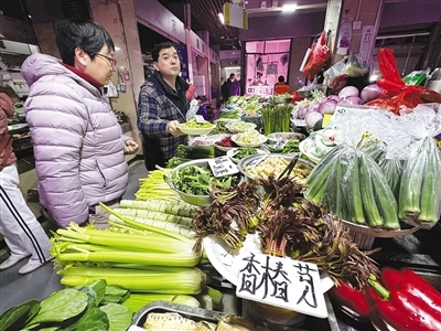 农贸市场的香椿芽吸引市民选购