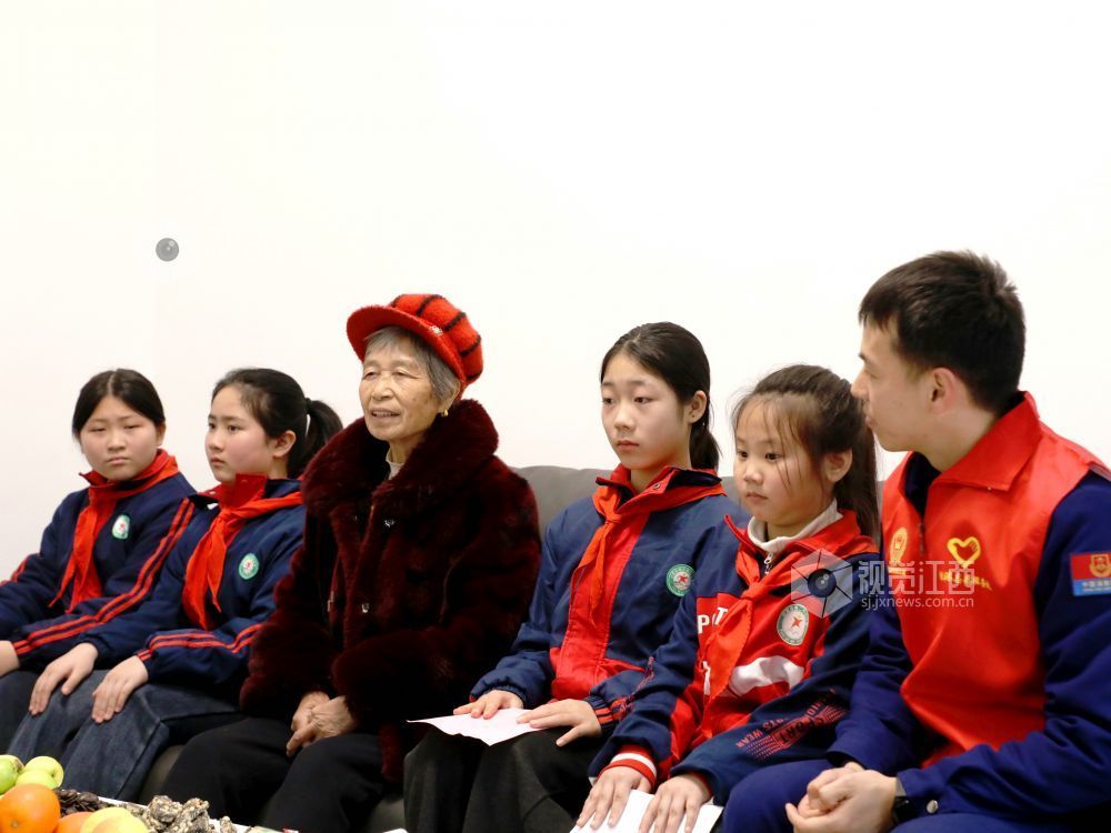 江西分宜：寻访身边榜样 传承雷锋精神（图）