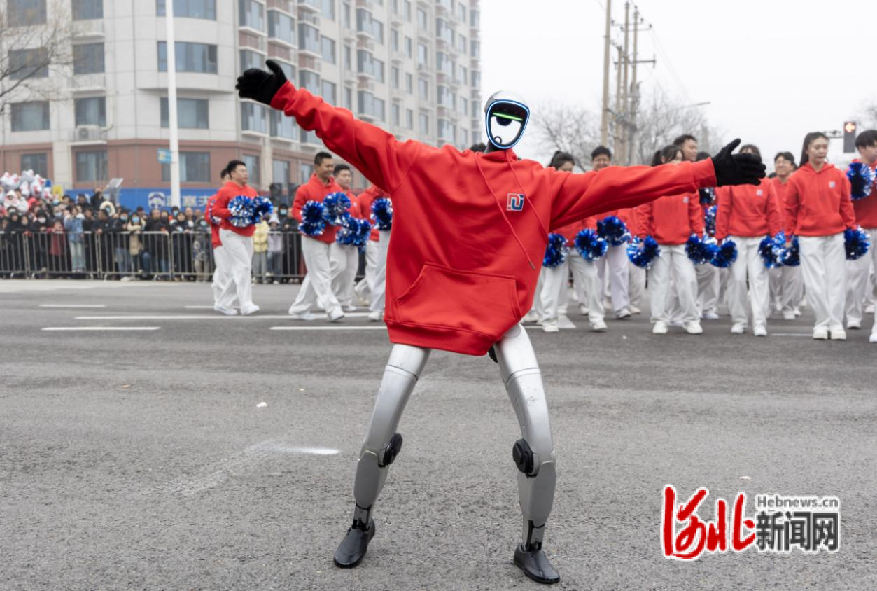 巡演现场机器人在跳舞。李树锋摄