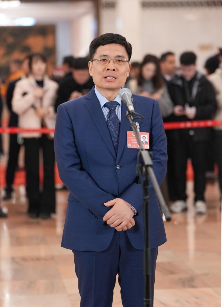 2025年3月5日，周云杰亮相第十四届全国人民代表大会第三次会议首场“代表通道”。（图片来源：新华社）