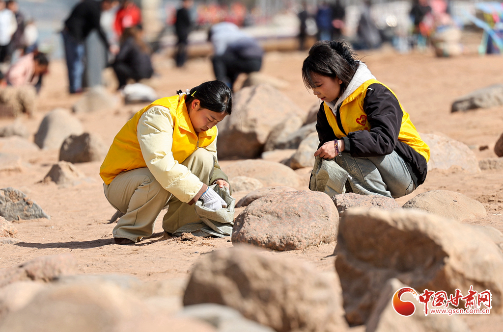雷锋志愿服务队在兰州市黄河岸边捡拾垃圾