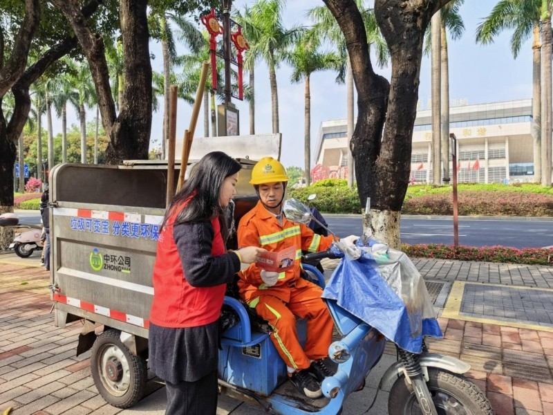 图3:名树园学雷锋活动暨315消费者权益保护宣传现场