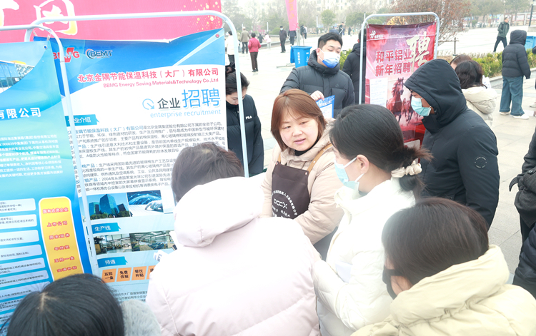 廊坊市人社局组织52家企业到邯郸市开展现场招聘。图为招聘会现场。