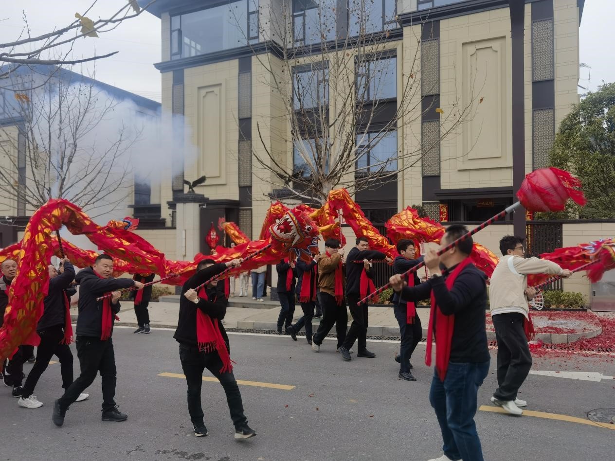 (2026年新春,龙舞新春拜大年活动,业主及开发商组成舞龙队)