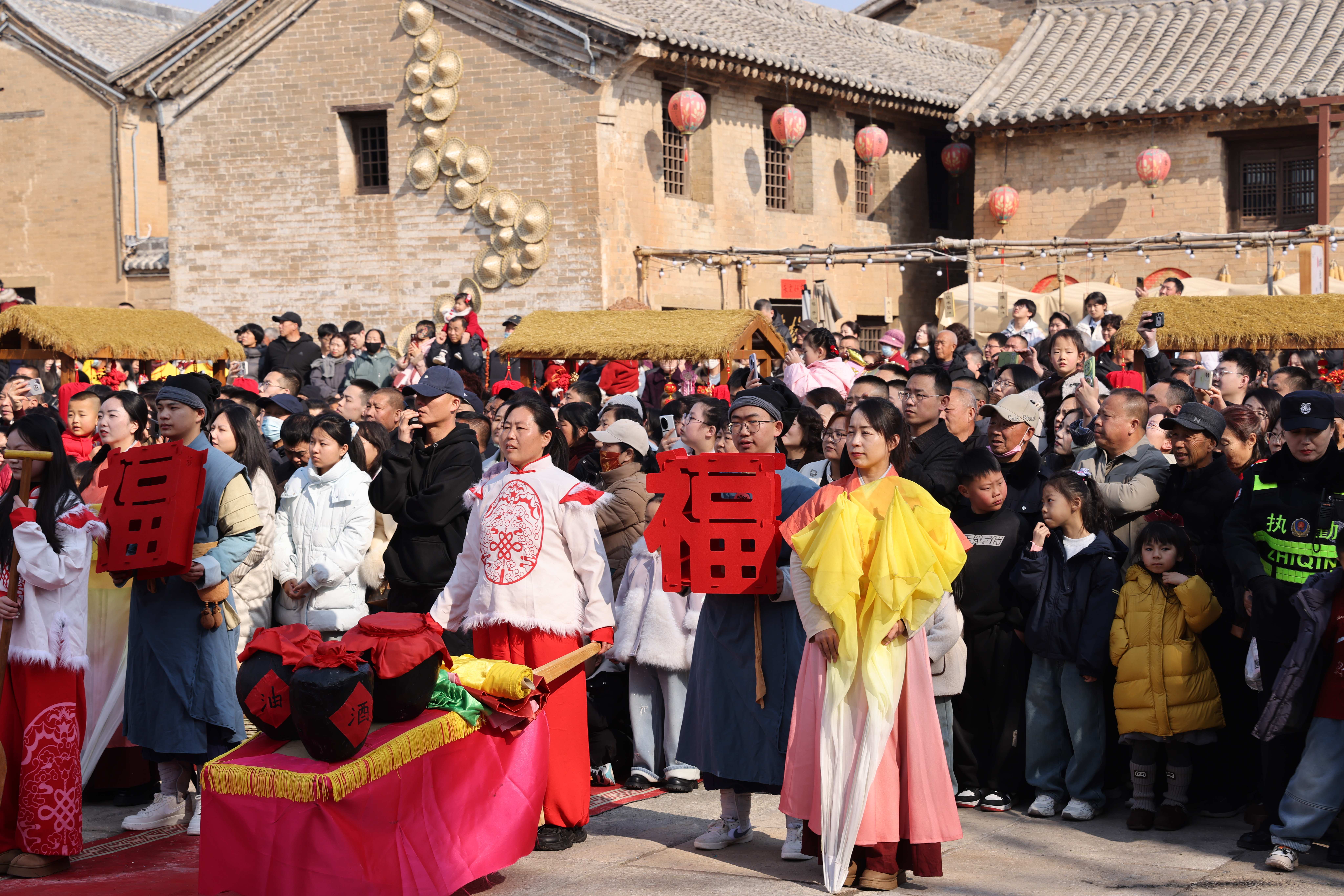 高平古香中庙景区，民俗表演引游客驻足观看