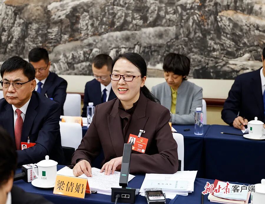 全国人大代表、陇南市徽县水阳镇石滩村妇联主席、陇上庄园生态农业有限公司总经理梁倩娟回答记者提问