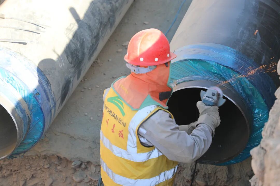 △工人打磨管道接口