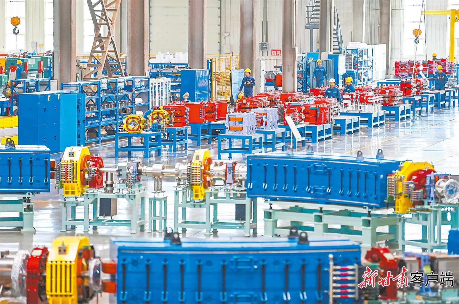 技术人员在兰州泰基离子技术有限公司安装调试医用重离子加速器部件 新甘肃·甘肃日报记者 丁凯