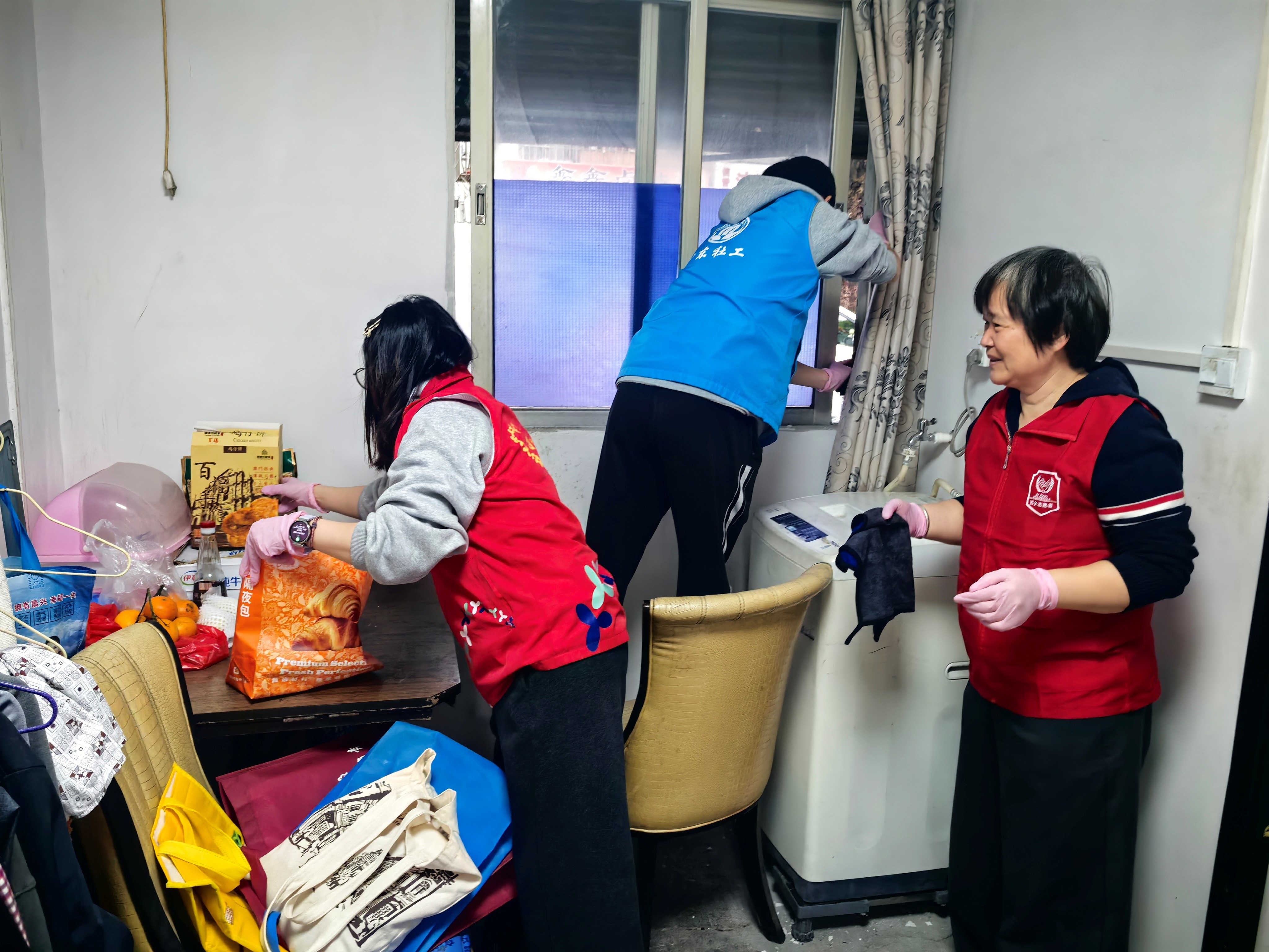 社区联合志愿者们上门为独居长者清洁打扫房屋