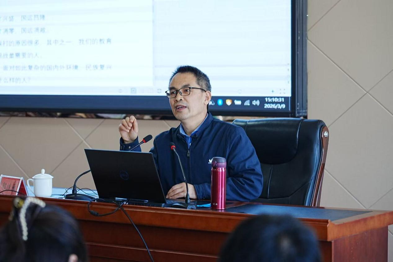 图：郭继承正在作专题授课