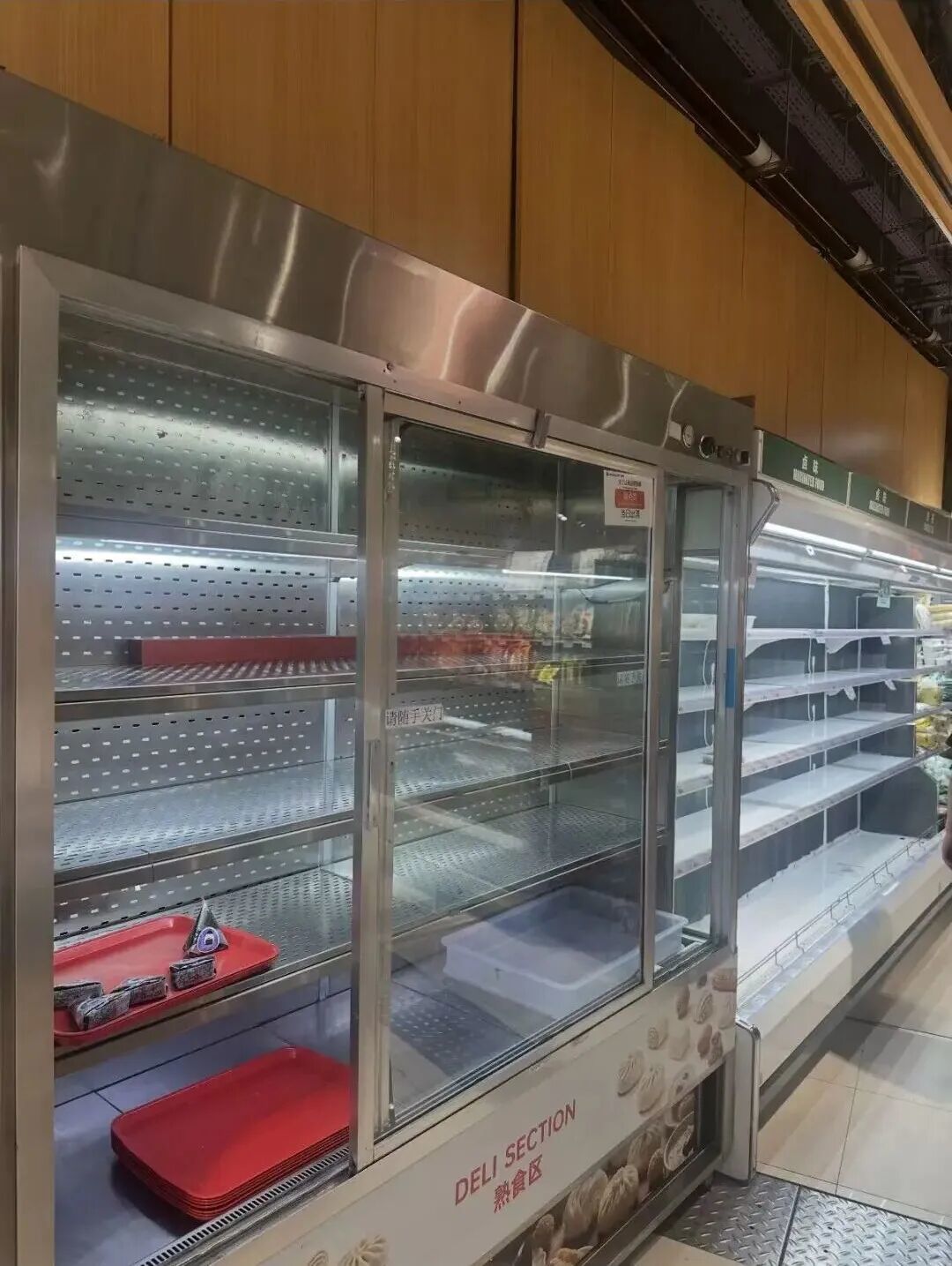 迪拜温州超市熟食区食品几乎被抢空