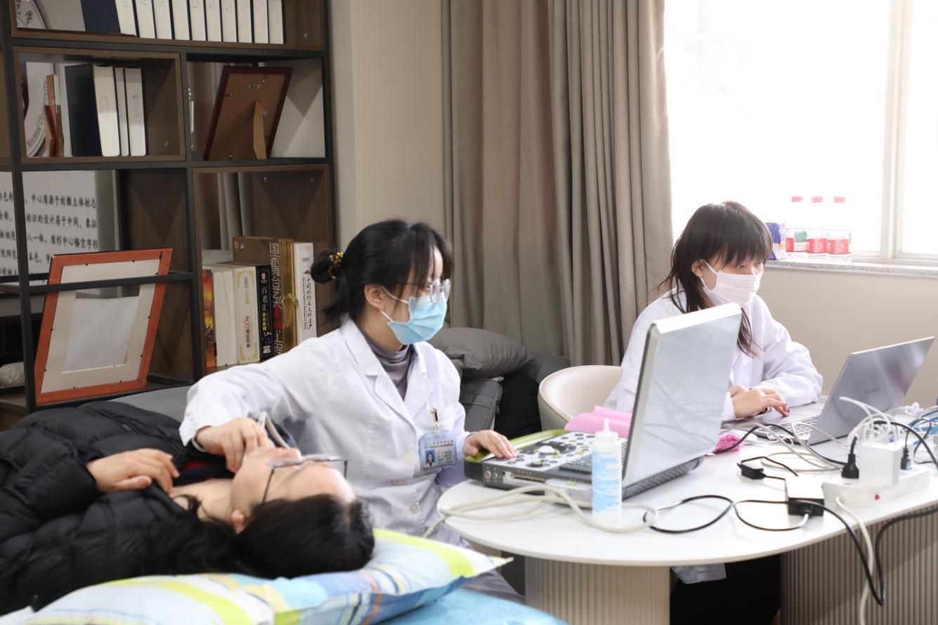 医校携手共建 健康护航校园——江苏省肿瘤医院“三乡行”公益医疗行动走进江苏第二师范学院