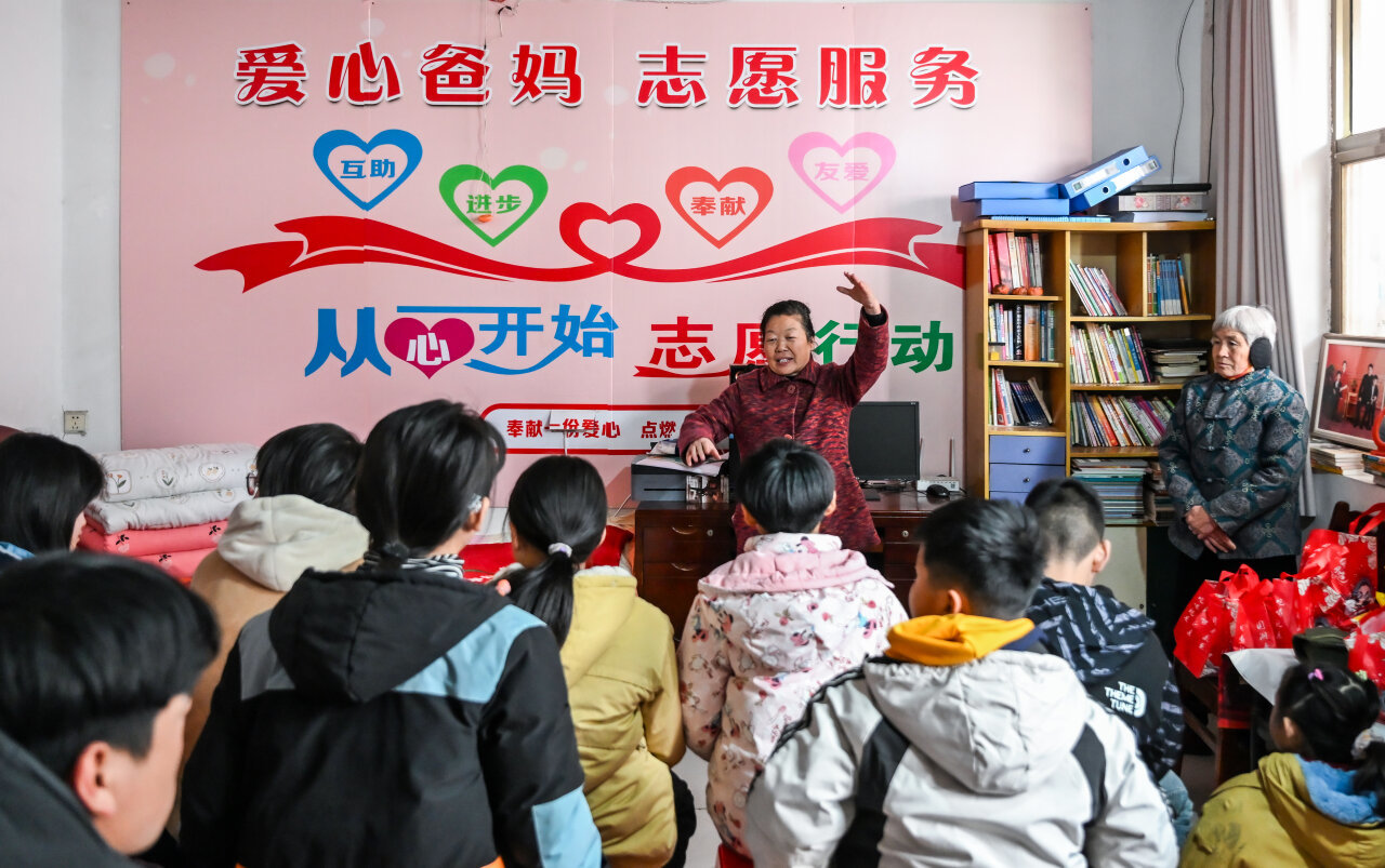 2月15日，磁县“爱心妈妈”陈玉文在“爱心小屋”和孩子们一起度过快乐时光。 河北日报记者 田明摄