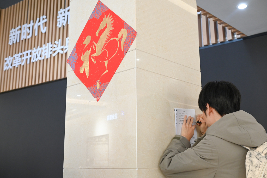 2026年3月7日,一位应届毕业生正在填写应聘初试表。澎湃新闻记者 吴栋 图