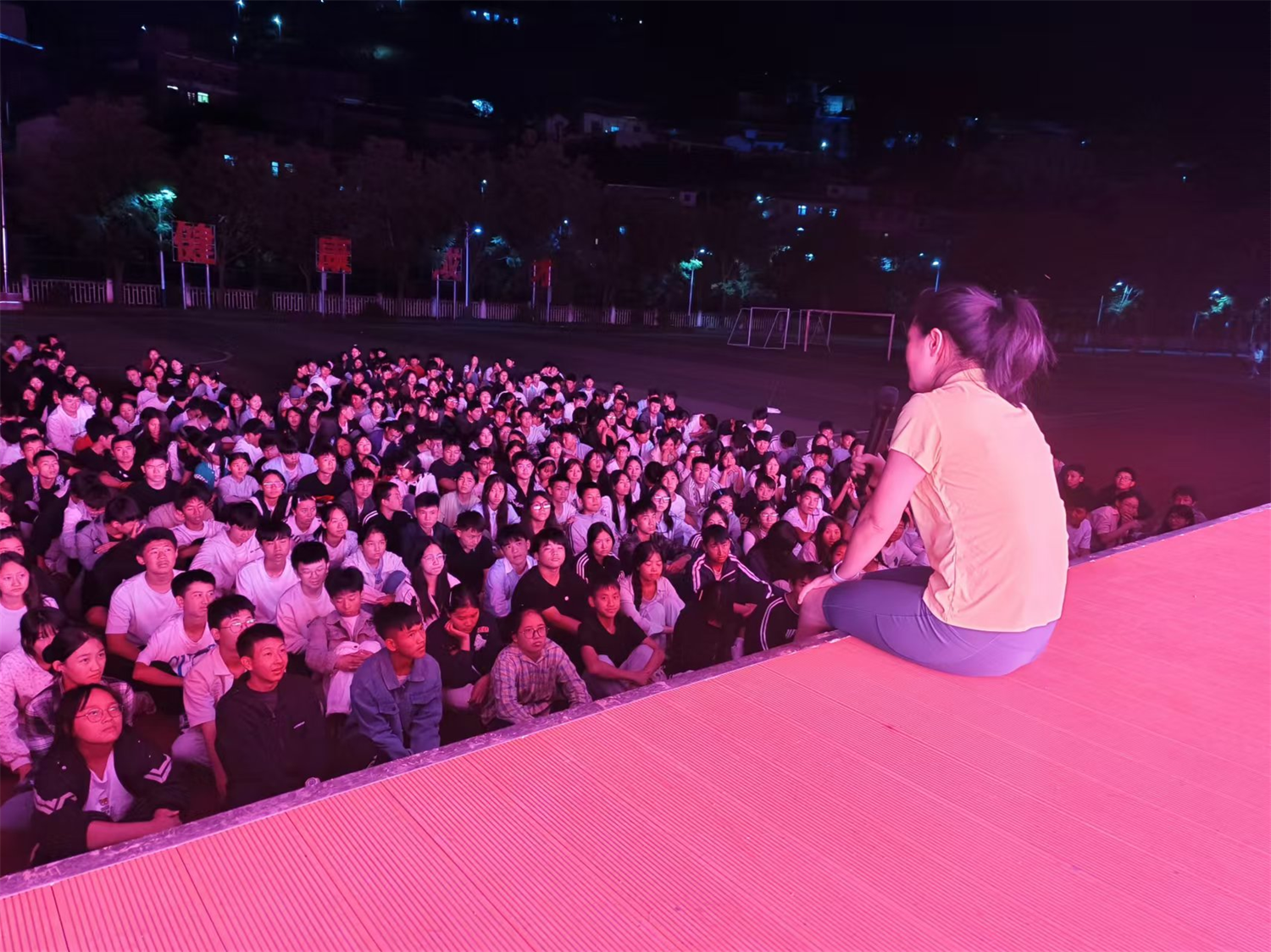 2025年10月学生操场“夜谈”活动现场