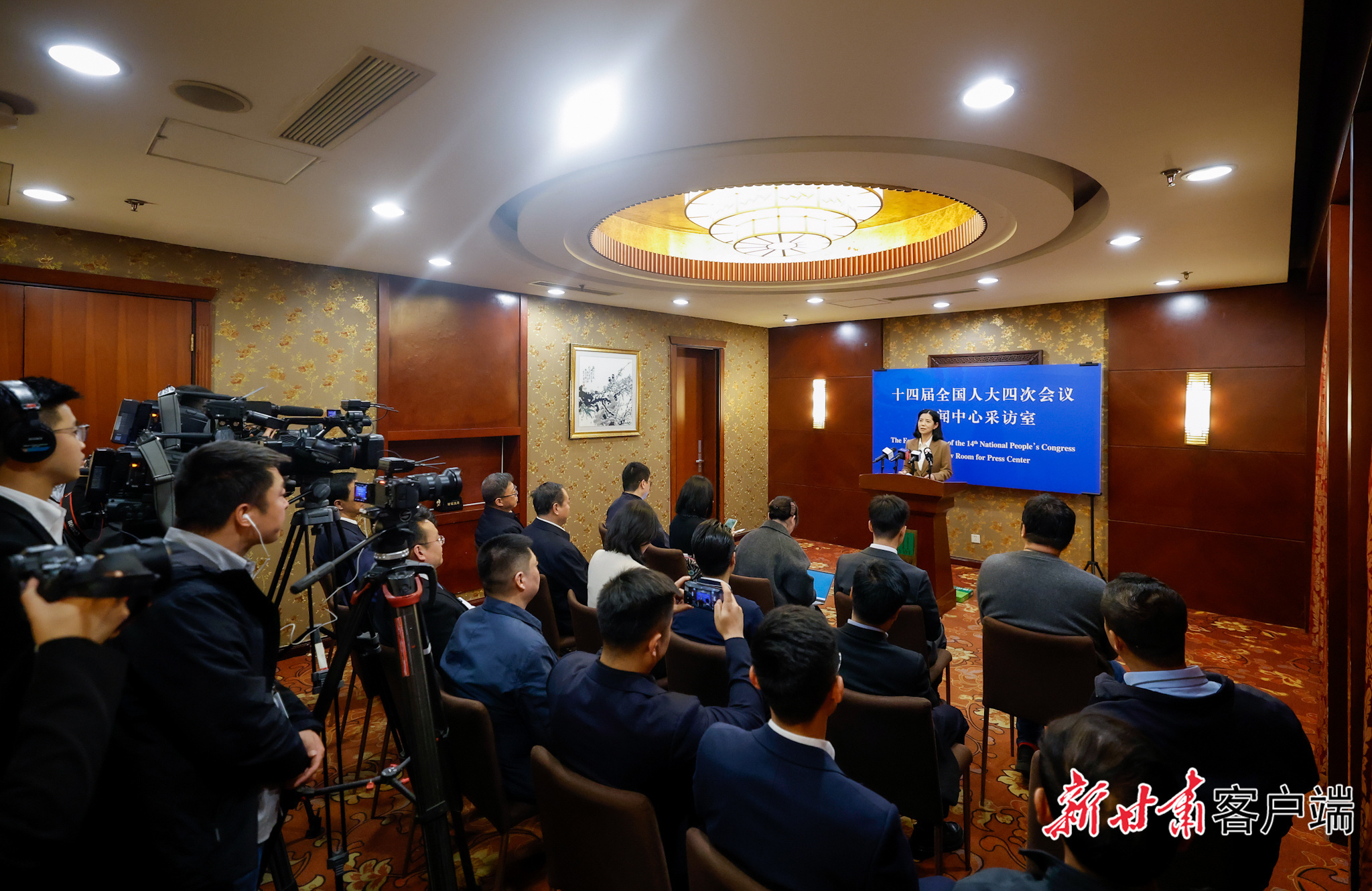 3月7日，十四届全国人大四次会议甘肃代表团在驻地举行首场新闻发布会，甘肃代表团新闻发言人张琴介绍甘肃代表团审议政府工作报告和审查“十五五”规划纲要草案、计划报告、预算报告情况并回答记者提问。新甘肃&middot;甘肃日报记者　孟捷