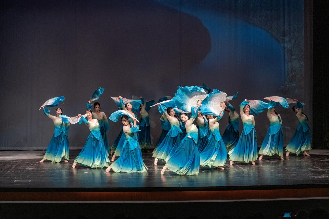 南山区财政局(国资局)带来舞蹈《一条大河》