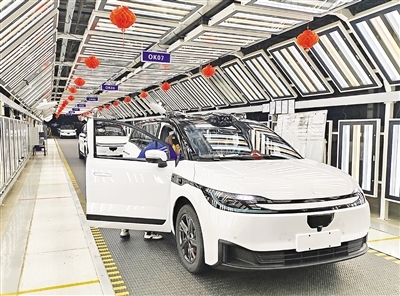 江铃集团新能源汽车有限公司总装车间内一派繁忙