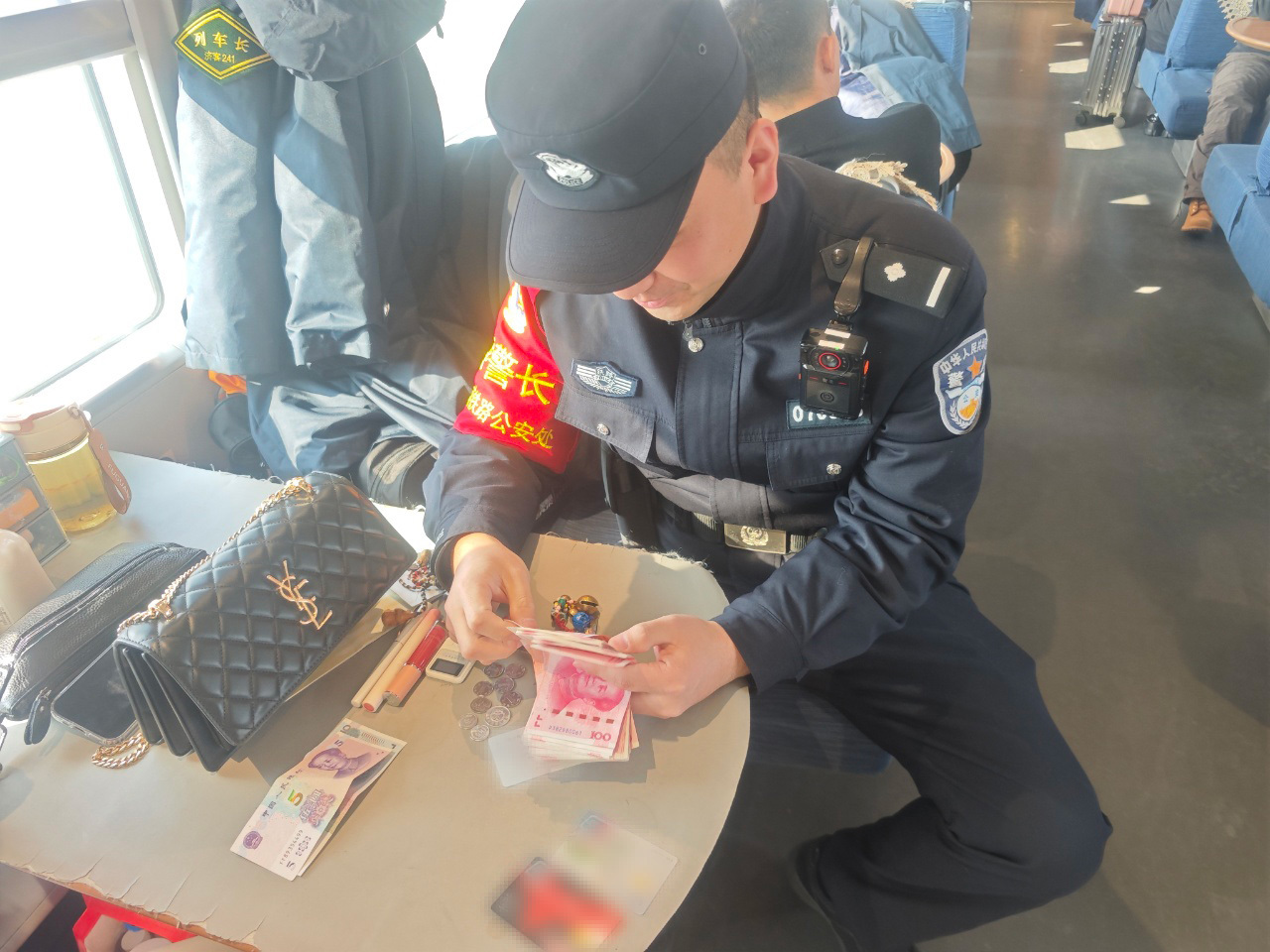 春运暖事：G879次列车乘警及时寻回旅客遗失贵重物品