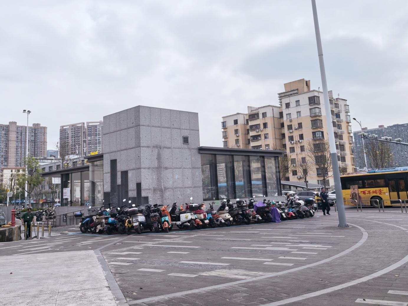 富华社区践行雷锋精神，他们在地铁口“归位”城市文明