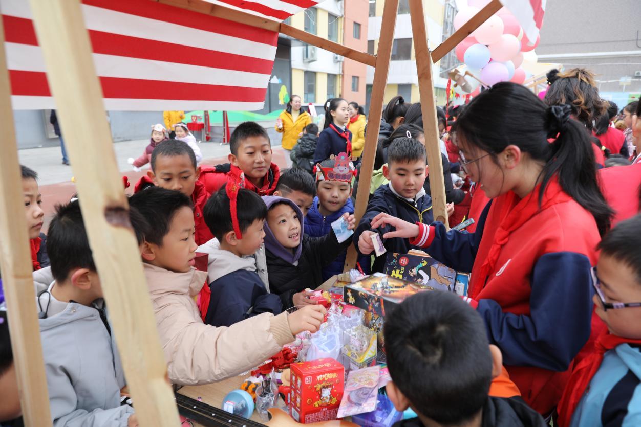 �������У�ͬѧ���ڸ���Ȥ��̯λǰ��ѡ�Ÿ���ϲ������Ʒ���������㡣