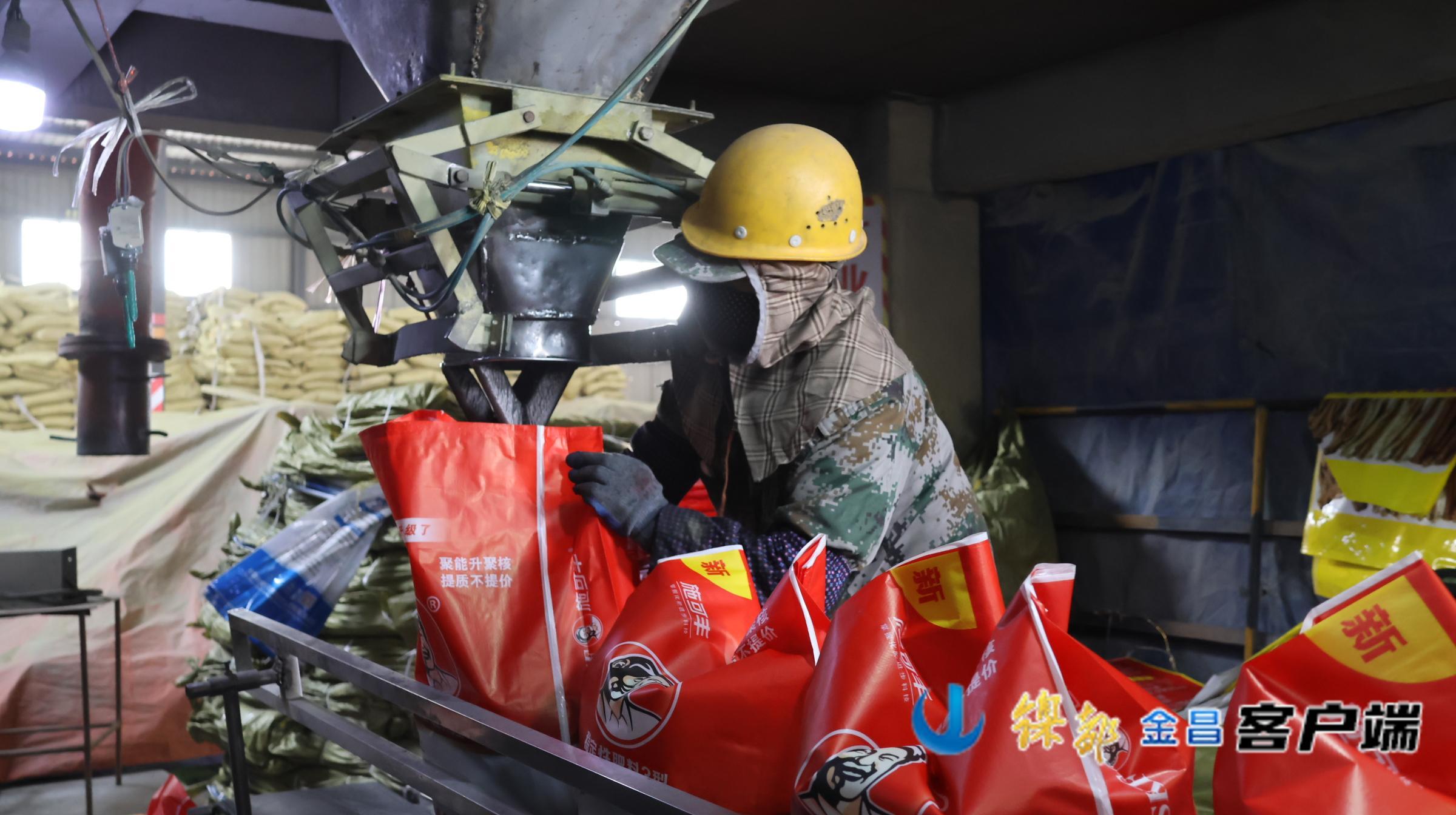 △工人在生产线上作业