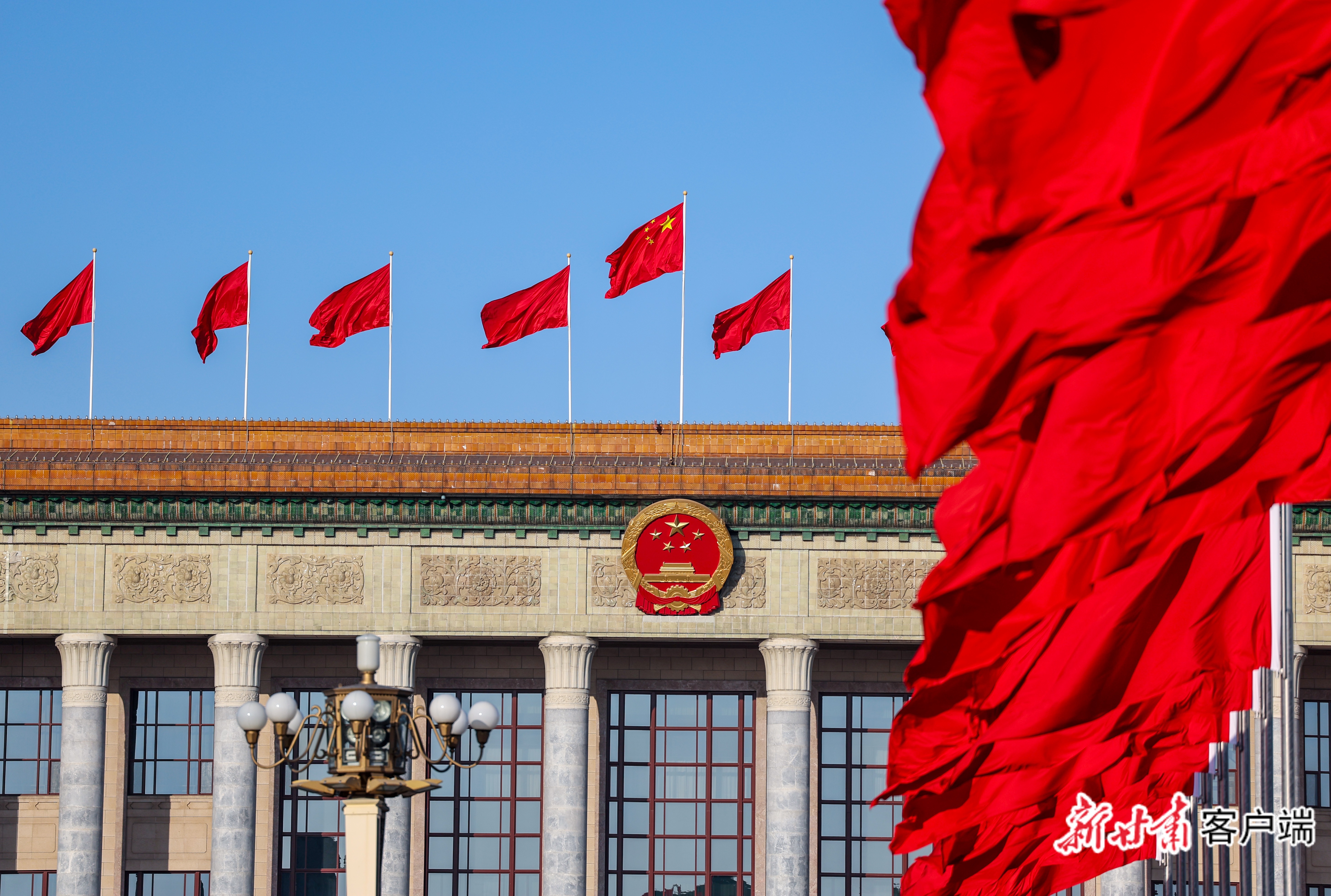 人民大会堂前红旗猎猎　本文图片由新甘肃&middot;甘肃日报记者冯乐凯摄