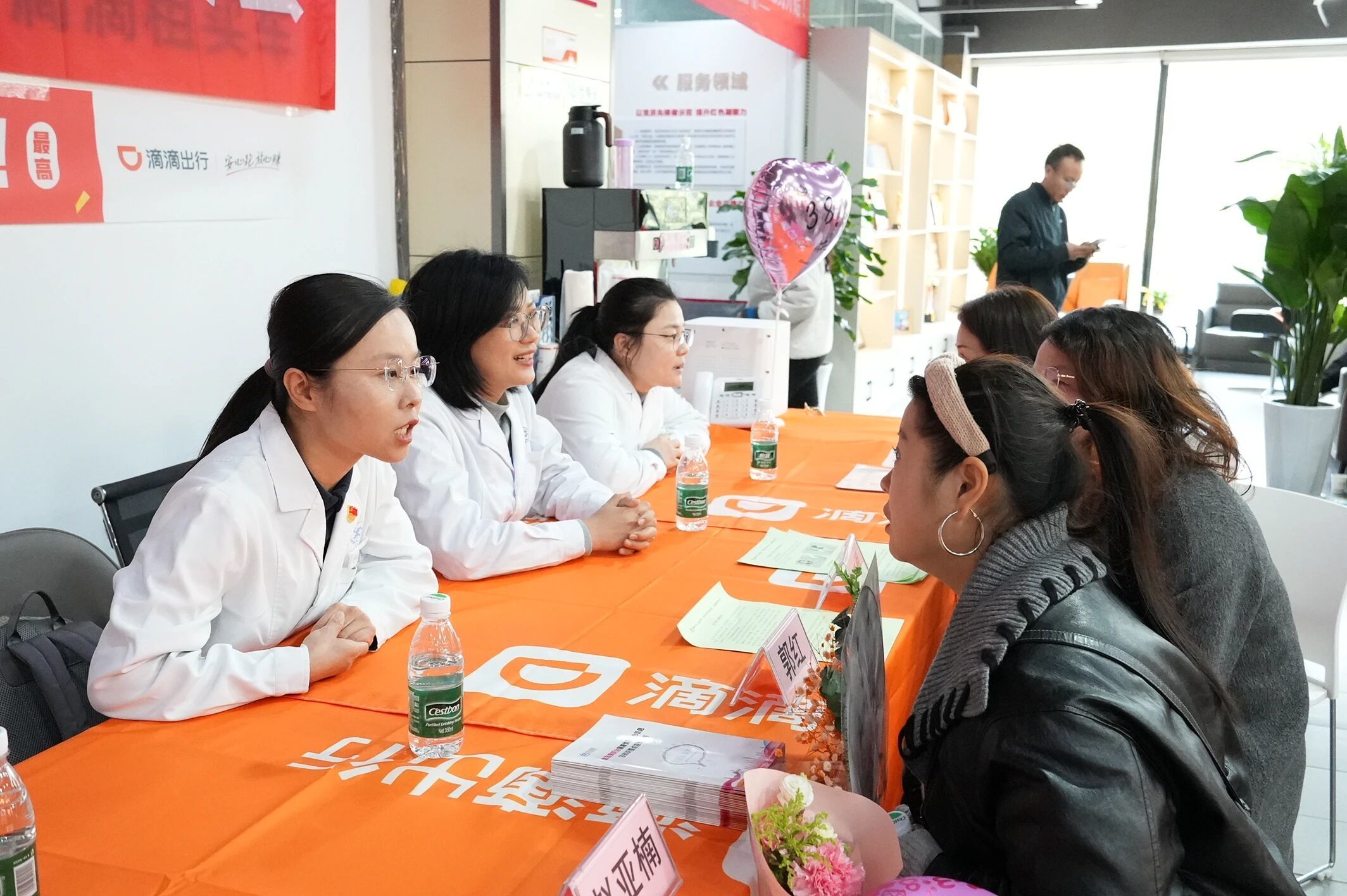 守护方向盘上的“她”——西安市第四医院团委为百余名女性新就业群体提供健康服务