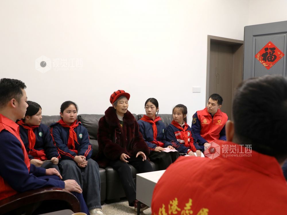 江西分宜：寻访身边榜样 传承雷锋精神（图）