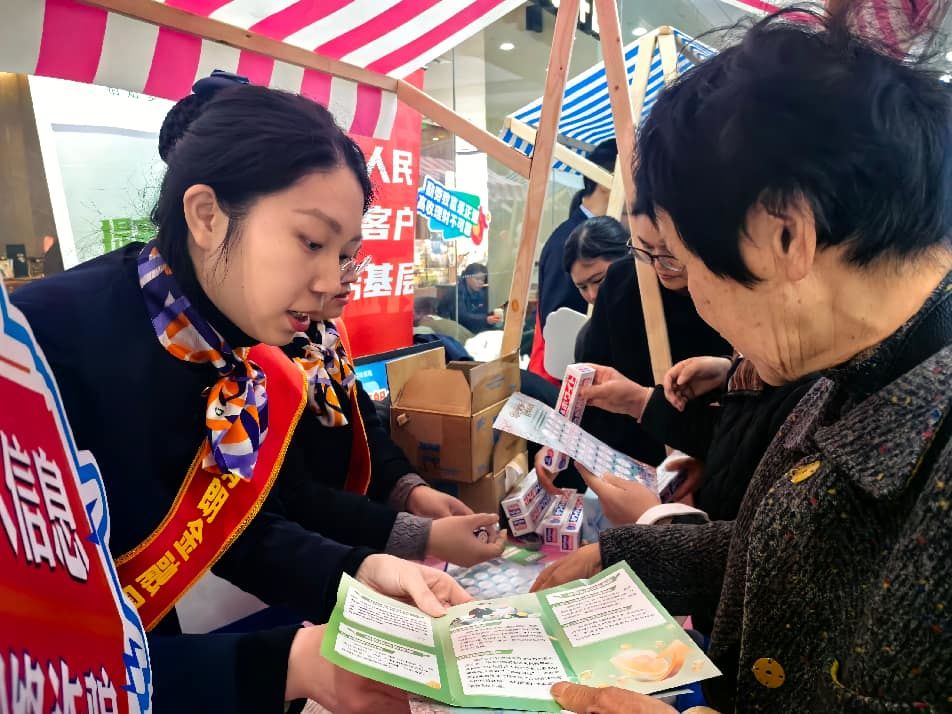 图：女性客户积极参与互动