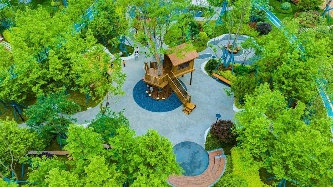 (林木掩映下的儿童主题乐园实景照片)