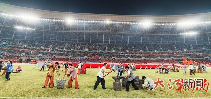（2025年11月2日，赣州市全民健身体育中心体育场，“赣超”决赛暖场节目再现“寻乌调查”历史场景。江西日报全媒体记者 杨继红 摄）